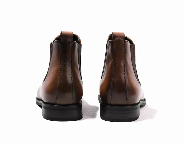 Elegantes botas Chelsea de cuero para hombre, diseño clásico, perfectas para un look sofisticado y moderno.