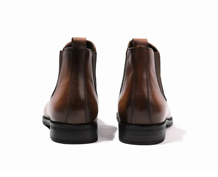 Elegantes botas Chelsea de cuero para hombre, diseño clásico, perfectas para un look sofisticado y moderno.