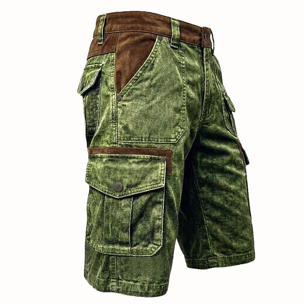 Hombre usando pantalón corto cargo cómodo, ideal para la relajación y actividades de verano con un toque utilitario.