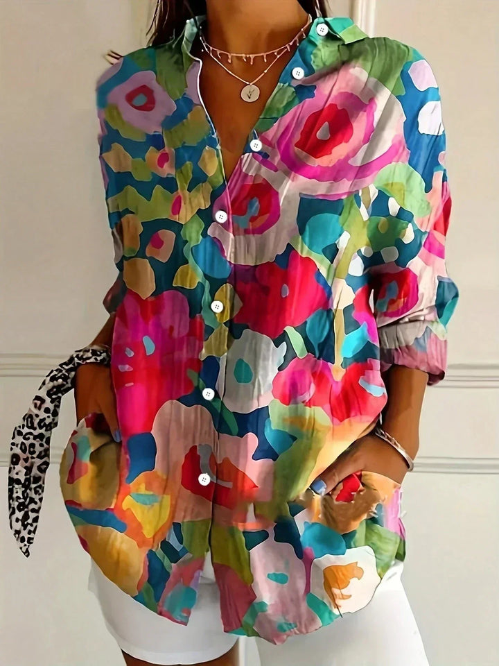 Moda mujer: Blusa floral ligera y fresca, con estampado vibrante, estilo casual elegante para primavera y verano.