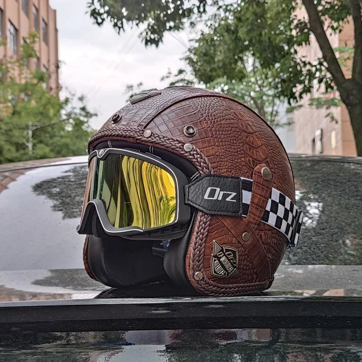 Casco de motocicleta 3/4 estilo retro, con piel sintética y certificación DOT para seguridad vial.