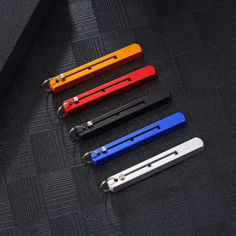 Llavero de defensa personal compacto, fácil de llevar, ideal para protección urbana y seguridad exterior.