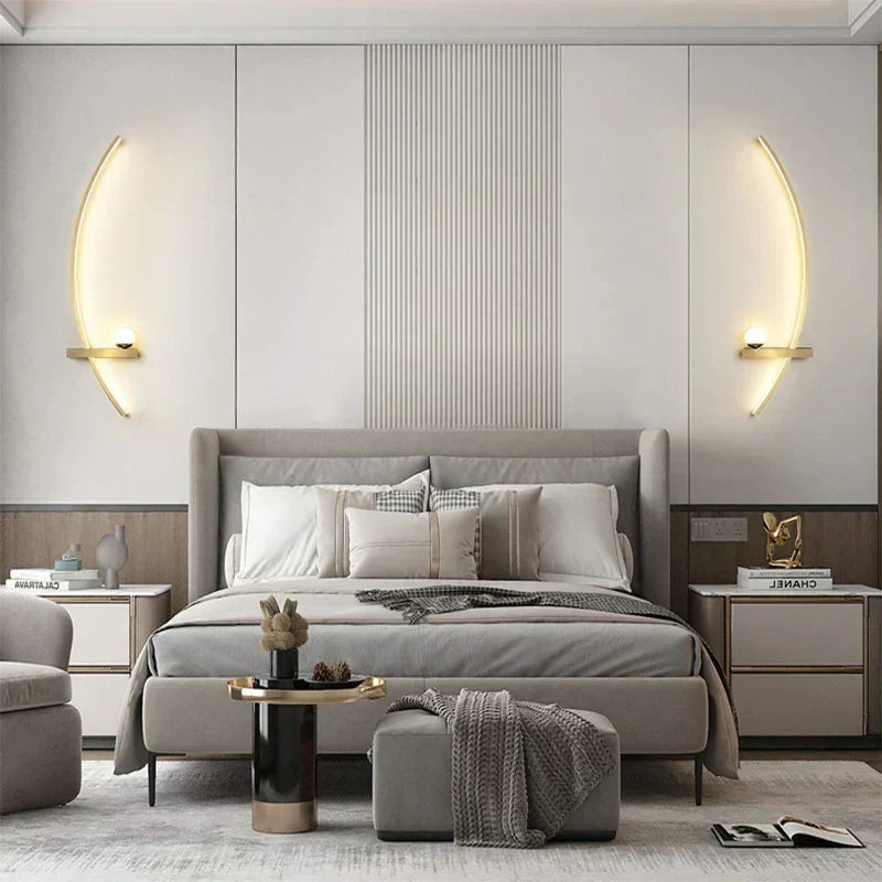 Lámpara de pared LED eficiente, iluminación bidireccional. Diseño moderno en negro y oro para espacios interiores.