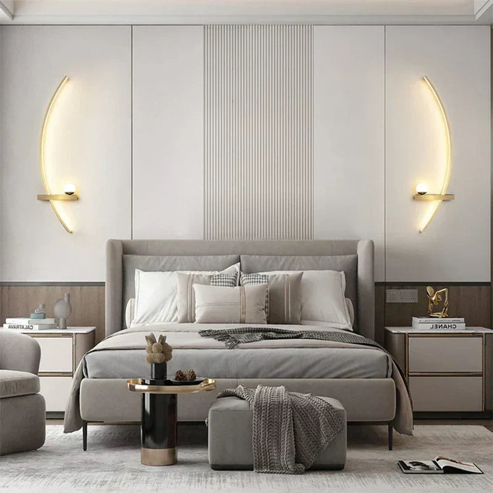 Lámpara de pared LED eficiente, iluminación bidireccional. Diseño moderno en negro y oro para espacios interiores.