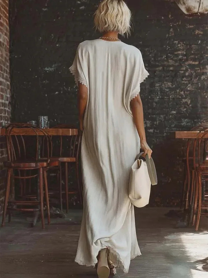 Vestido largo casual chic de mujer con detalles de encaje y escote V. Moda veraniega versátil y elegante.