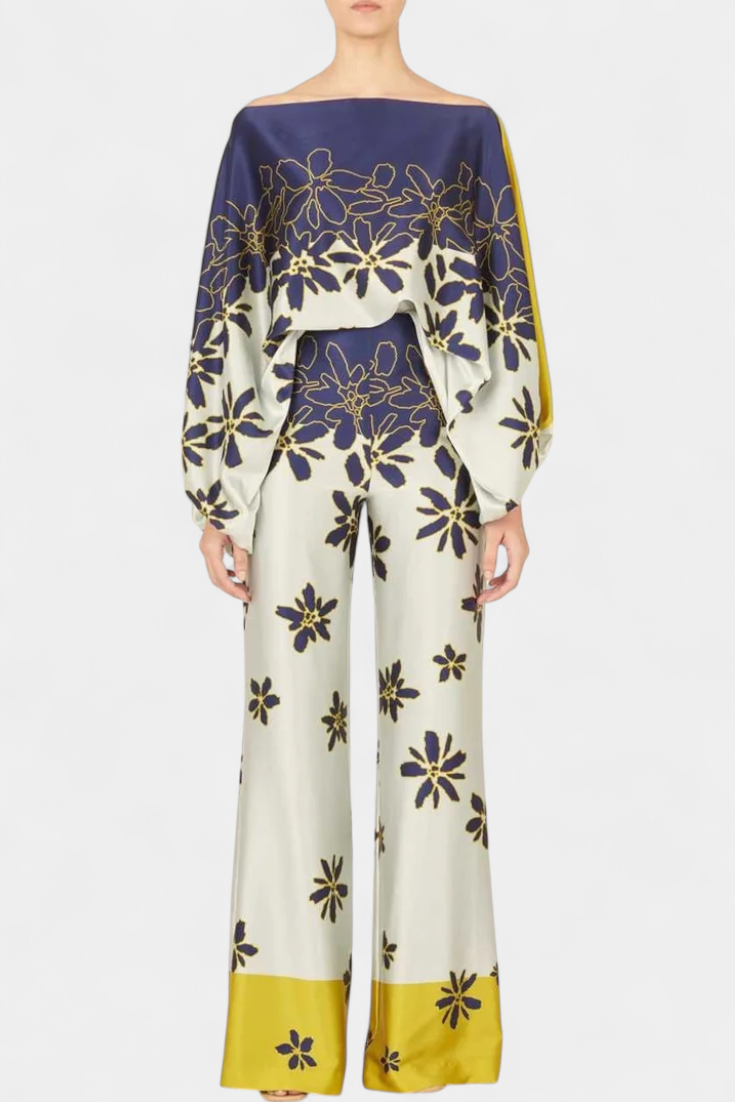Outfit de dos piezas para mujer: blusa y pantalón estampado floral. Estilo casual con elegancia relajada para vacaciones.