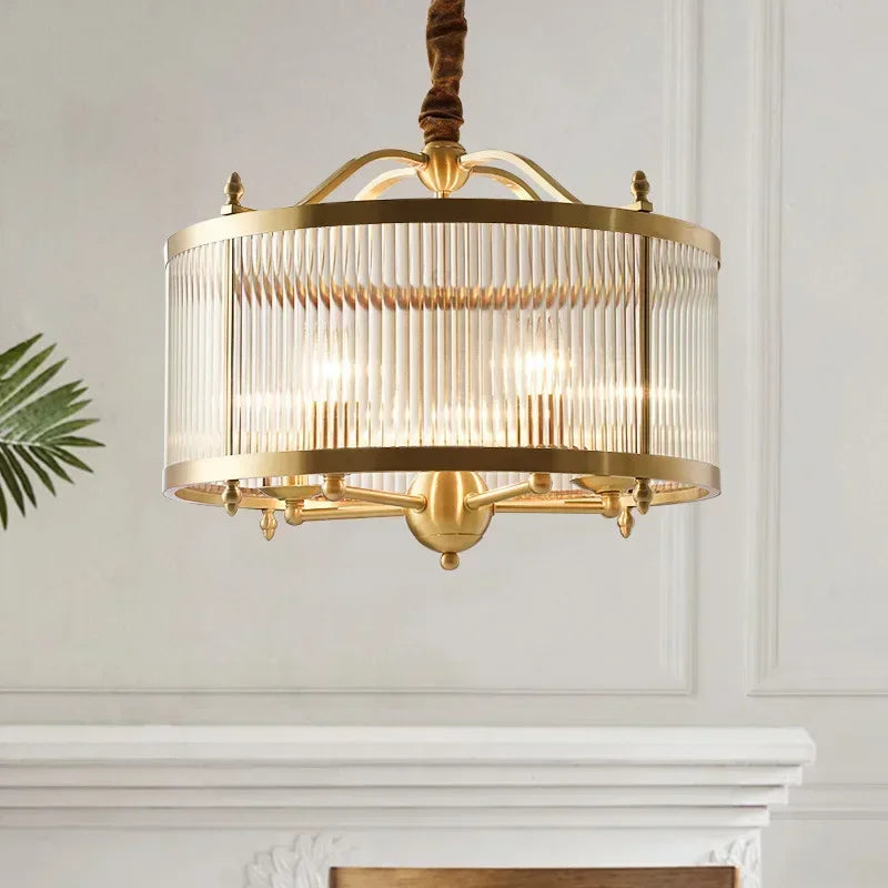 Candelabro de cristal dorado con difusores transparentes, ideal para salón elegante.