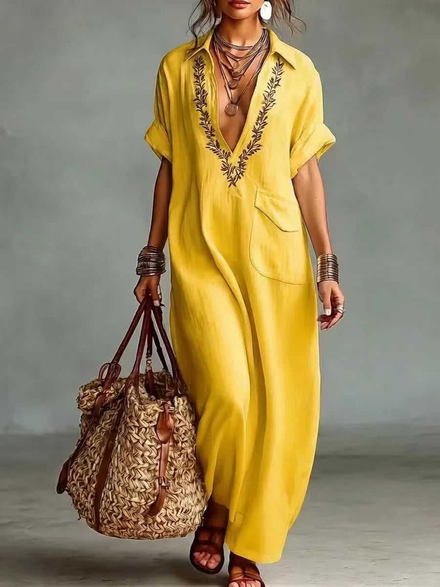 Detalle del bordado floral en el pecho de vestido largo boho de mujer, efecto lino. Incluye prácticos bolsillos.