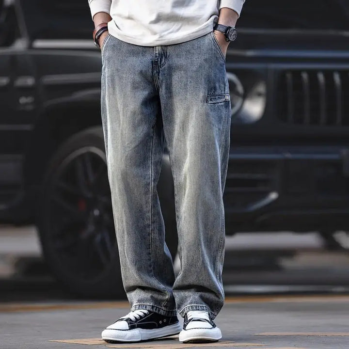 Pantalones vaqueros EZRA para hombre. Estilo retro relajado y confort duradero. Jeans casuales color arena.