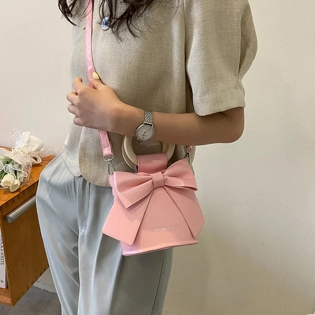 Elegante bolso de mujer tipo bandolera, compacto. Diseño clásico de moda femenina, disponible en varios colores.
