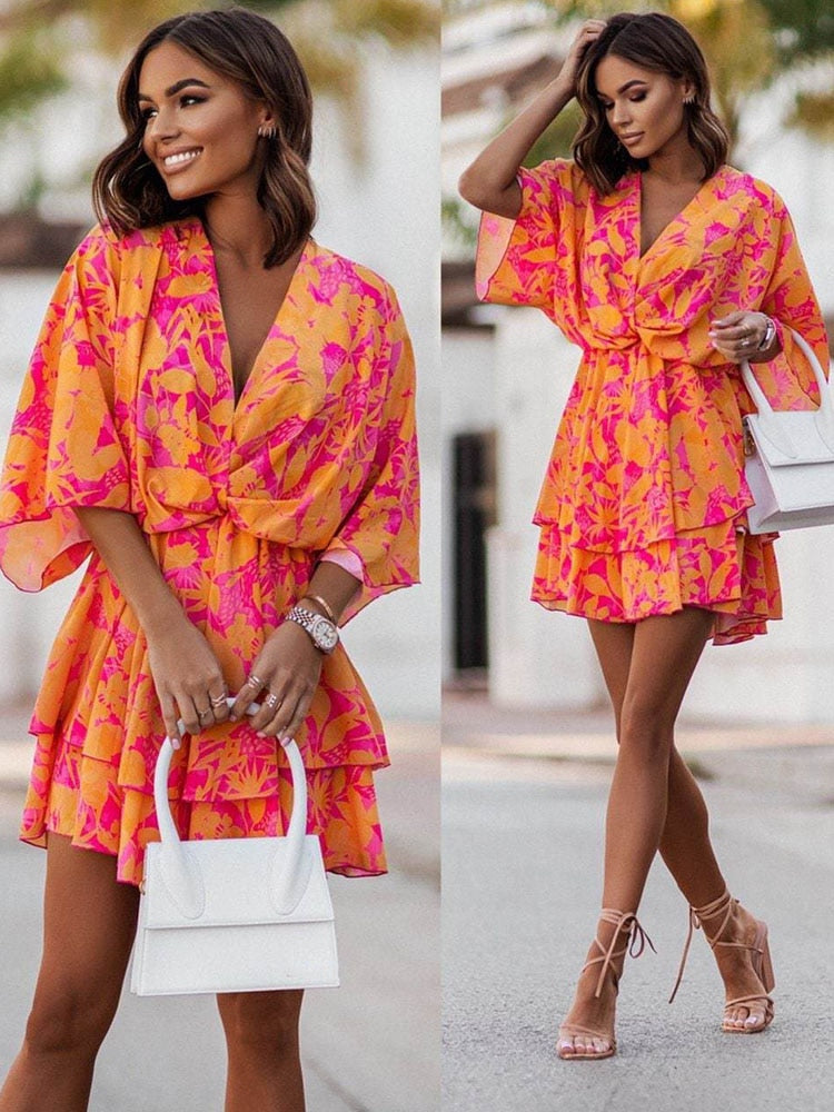 Vestido mini floral casual de mujer, escote en V, cómodo y con estampado floral vibrante.