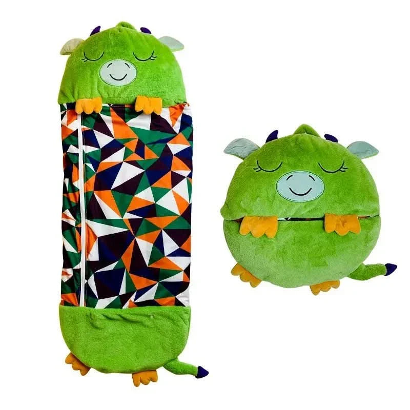Niña sonriendo dentro de un saco de dormir de peluche, su compañero de aventura favorito. Confort garantizado para niños.