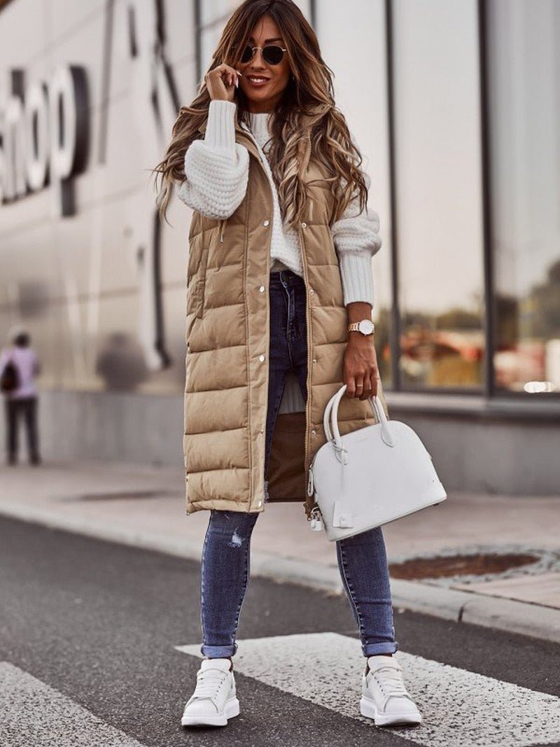 Chaleco acolchado de mujer, largo y elegante, con textura suave y cálida. Ideal para looks de invierno.