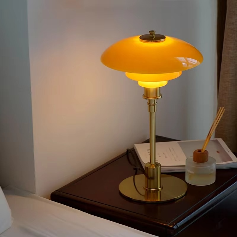 Lámpara de mesa estilo retro-moderno escandinavo, ideal para iluminación de diseño en cualquier interior.