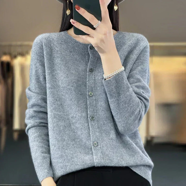 Cárdigan fluido y holgado para mujer, con cuello redondo, ideal para un look casual cómodo.