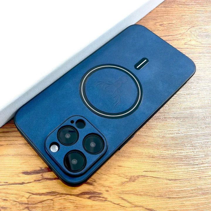 Funda de smartphone con diseño de ciervo. Accesorio minimalista, cuero sintético, MagSafe para protección.
