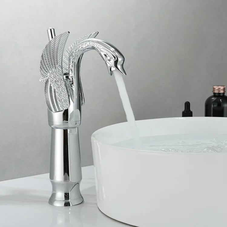 Grifo lavabo monomando de lujo, diseño contemporáneo para baño, acabado cromo brillante. Accesorio elegante.