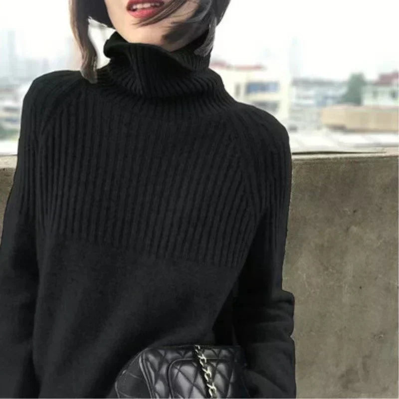 Prenda de vestir de mujer: suéter de cuello alto cálido y cómodo, esencial para otoño e invierno.