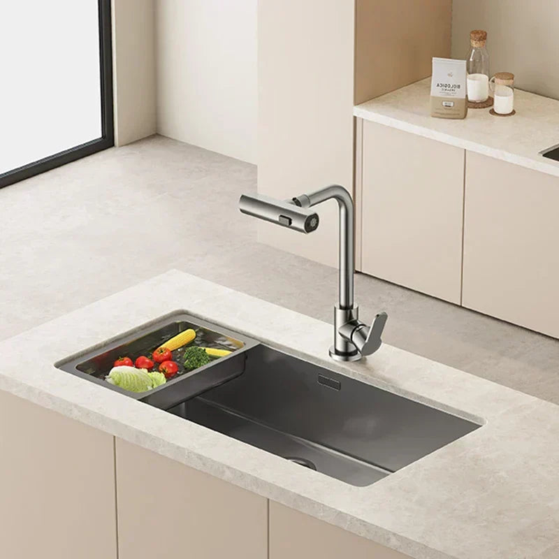 Grifo de fregadero moderno con diseño de cascada y función giratoria para una cocina elegante.