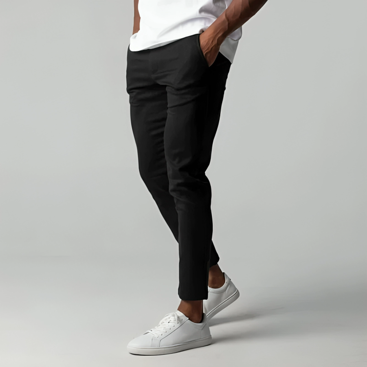 Hombre con pantalones chinos elásticos, look moderno y cómodo para el día a día. Ropa masculina casual.
