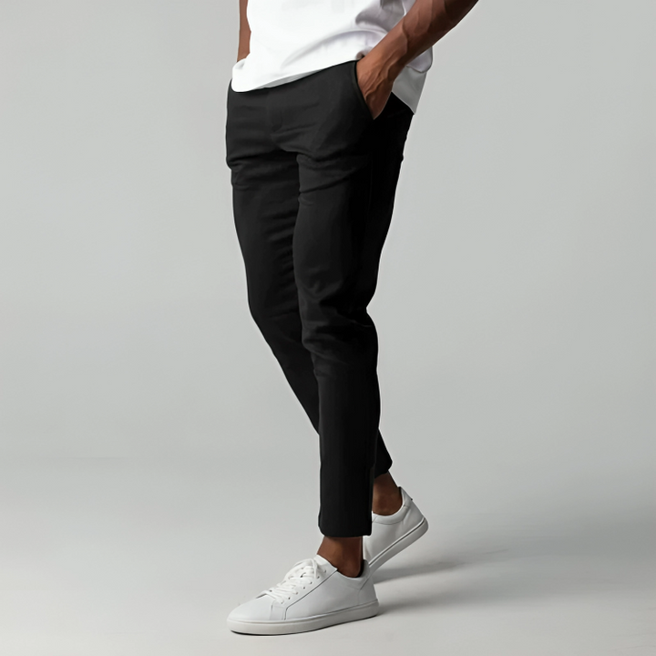 Hombre con pantalones chinos elásticos, look moderno y cómodo para el día a día. Ropa masculina casual.