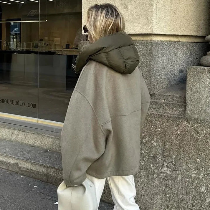 Abrigo cálido y femenino con capucha, estilo bomber. Protección elegante para el frío de otoño e invierno.