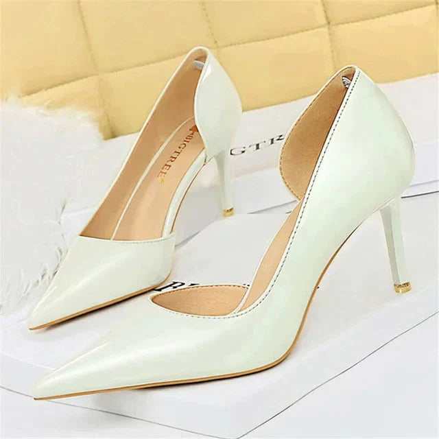 Calzado de tacón alto para mujer, laterales descubiertos, ideal para bodas y eventos de noche.