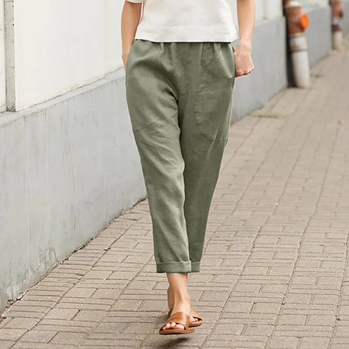 Mujer luciendo pantalones anchos marina, corte cómodo y moderno, disponibles en tallas grandes.