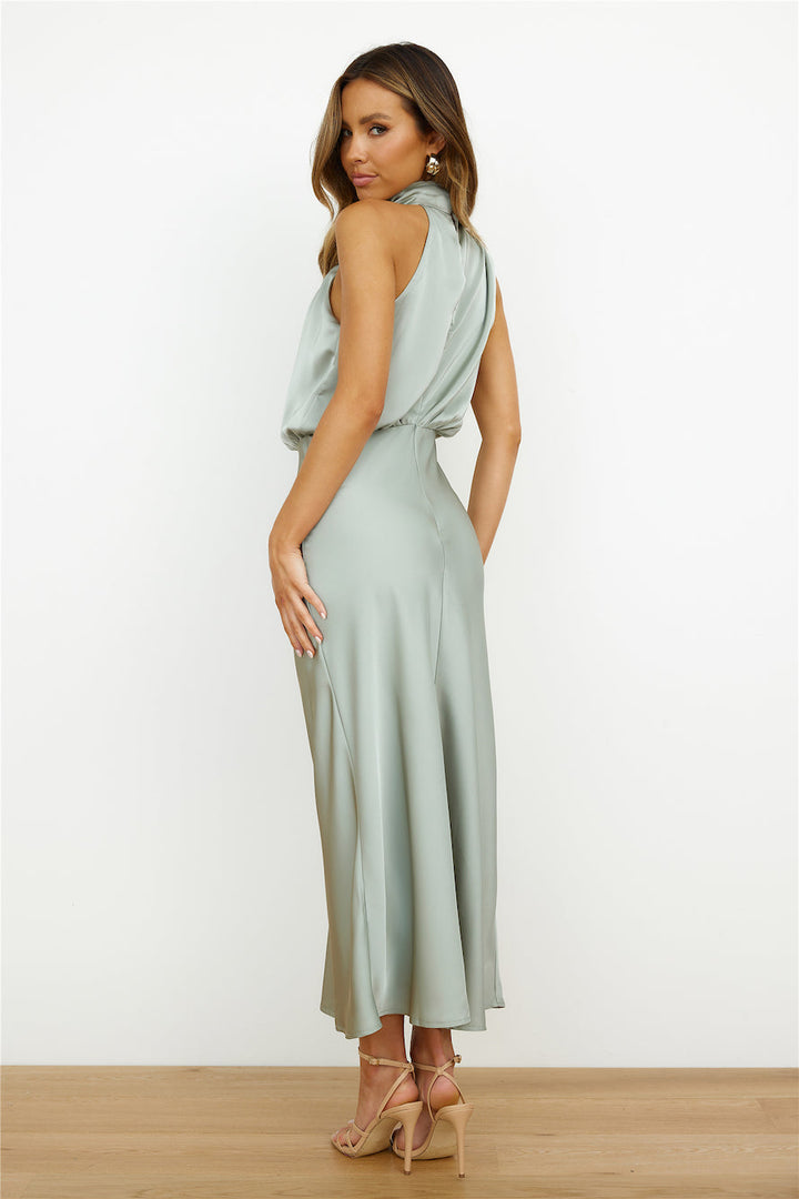 Detalle del escote asimétrico en vestido midi Luzielle. Moda femenina, perfecto para verano.