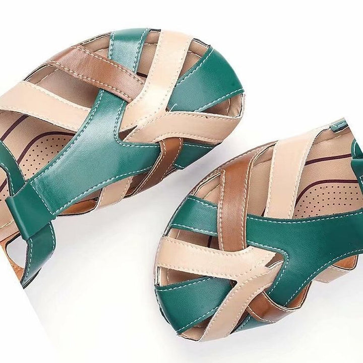 Mujer luciendo sandalias ortopédicas de verano, estilo casual y soporte para sus pies.