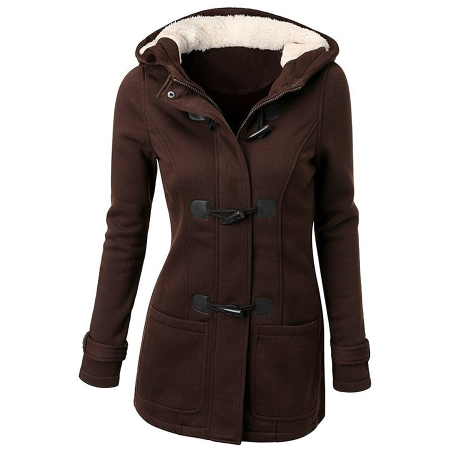 Detalle del abrigo largo de invierno con capucha para mujer. Confort y calidez en moda de exterior femenina.