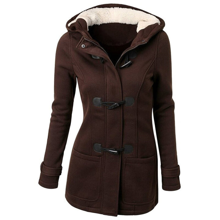 Detalle del abrigo largo de invierno con capucha para mujer. Confort y calidez en moda de exterior femenina.