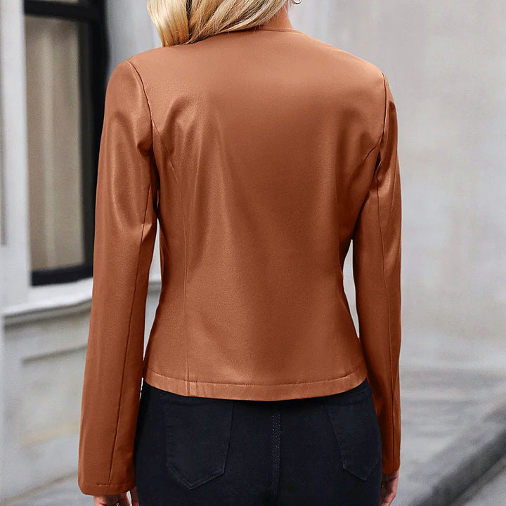 Cazadora biker marrón de mujer con cuello redondo. Estilo moderno, perfecta para un look elegante.