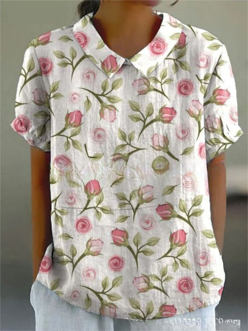 Vista lateral de blusa de manga corta bordada para mujer. Prenda casual y fresca, perfecta para el día a día.
