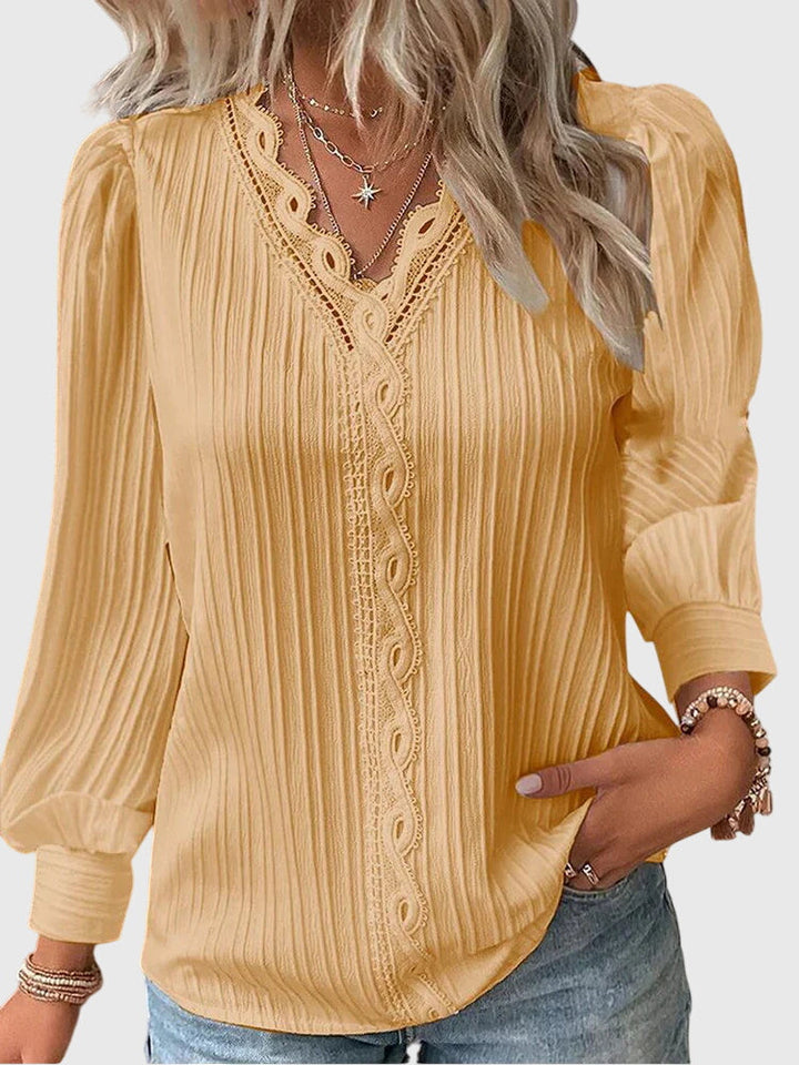 Blusa de mujer, cómoda y elegante, con cuello V de encaje y mangas largas. Ideal para un look sofisticado de primavera.
