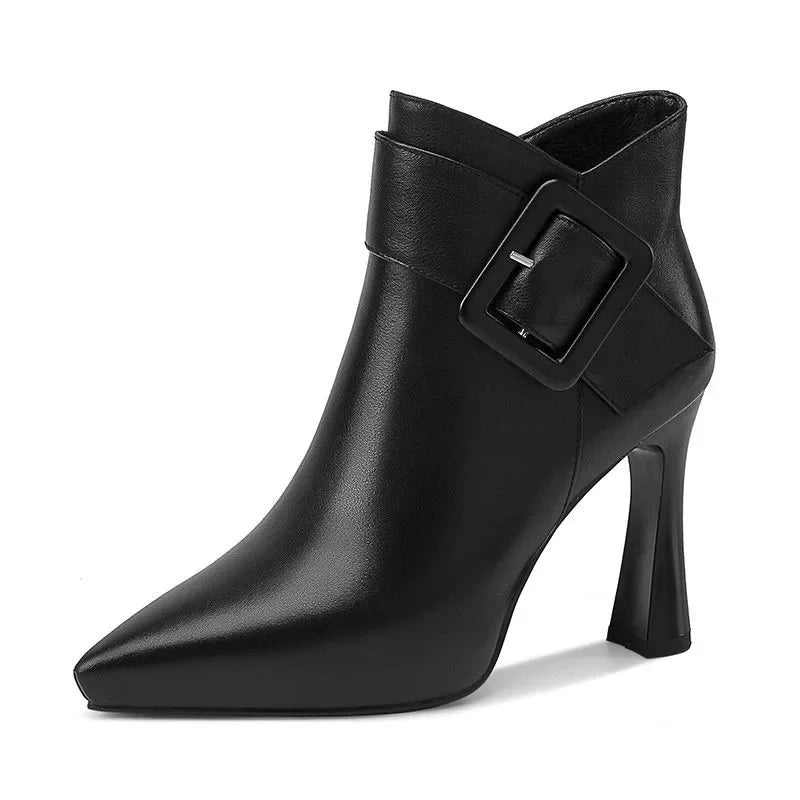 Botines de piel negros, calzado mujer con tacón bloque y hebilla. Un básico de moda para otoño e invierno.