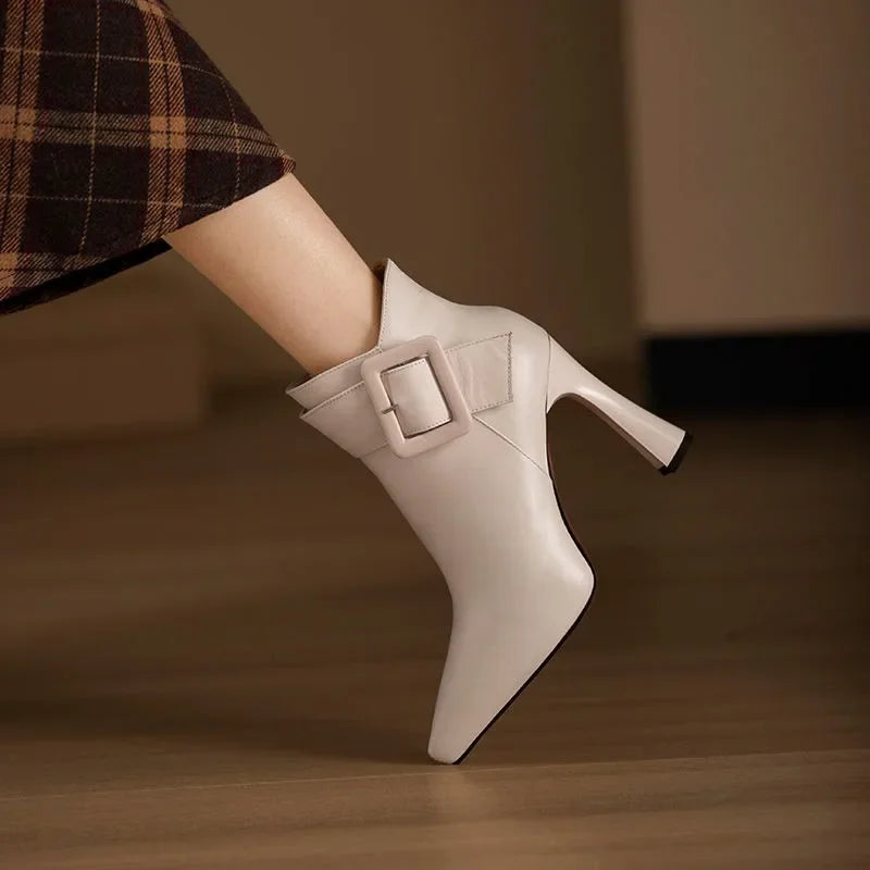 Botines de piel mujer con hebilla y tacón bloque. Calzado elegante y versátil para estilo diario.