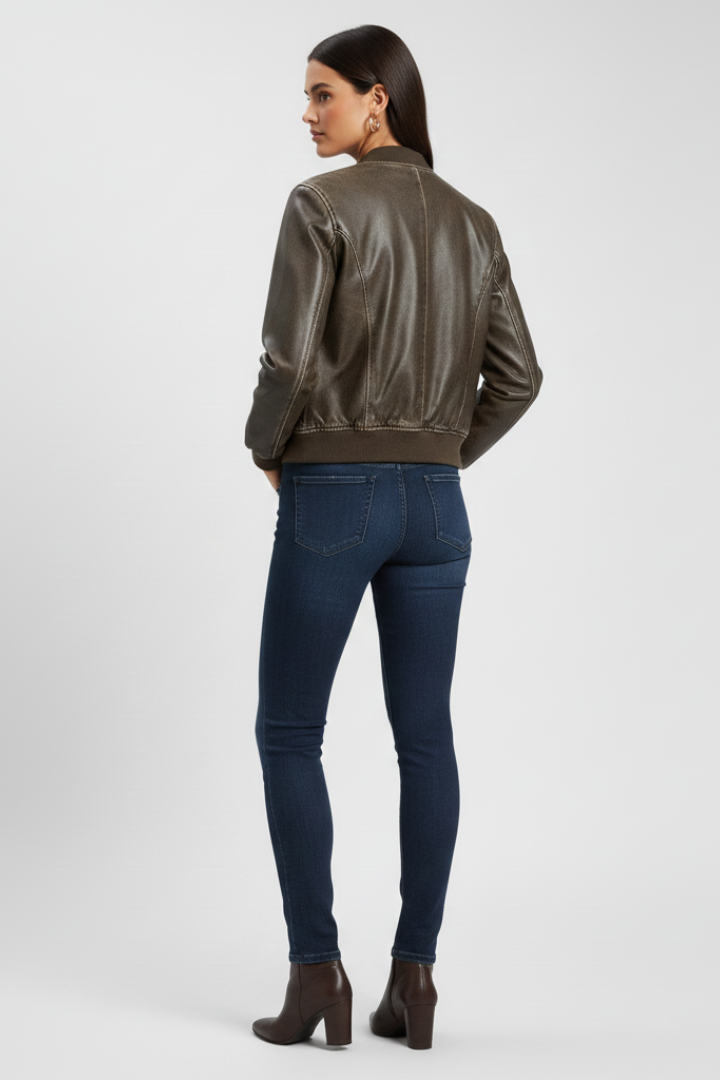 Chaqueta bomber de cuero marrón para mujer, combina confort y estilo urbano en otoño.