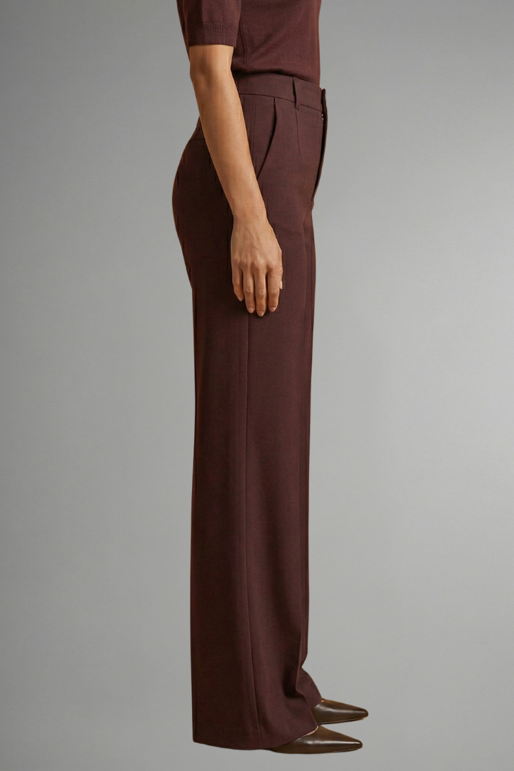Mujer con conjunto de top corto y pantalón ancho, ropa versátil para outfit de verano.