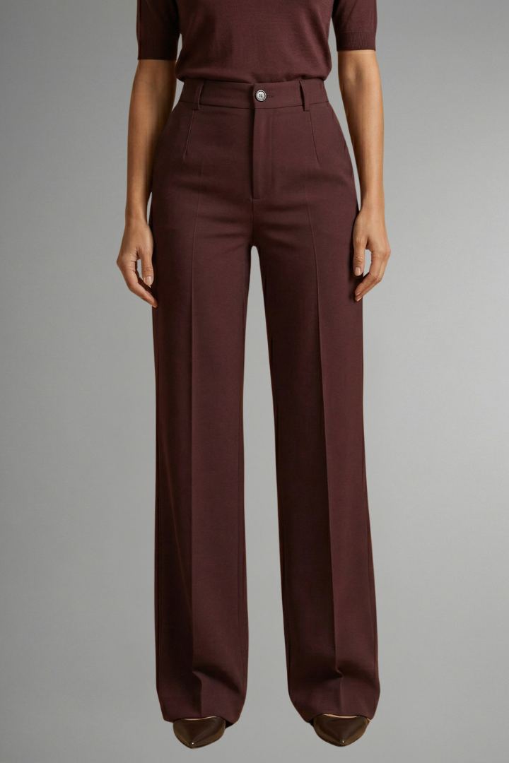 Espalda de mujer luciendo conjunto de verano, top corto y pantalón ancho, ropa femenina chic.