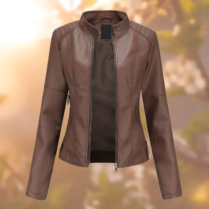 Chaqueta entallada de piel sintética negra para mujer, con detalles de cremalleras. Ideal para un look casual.
