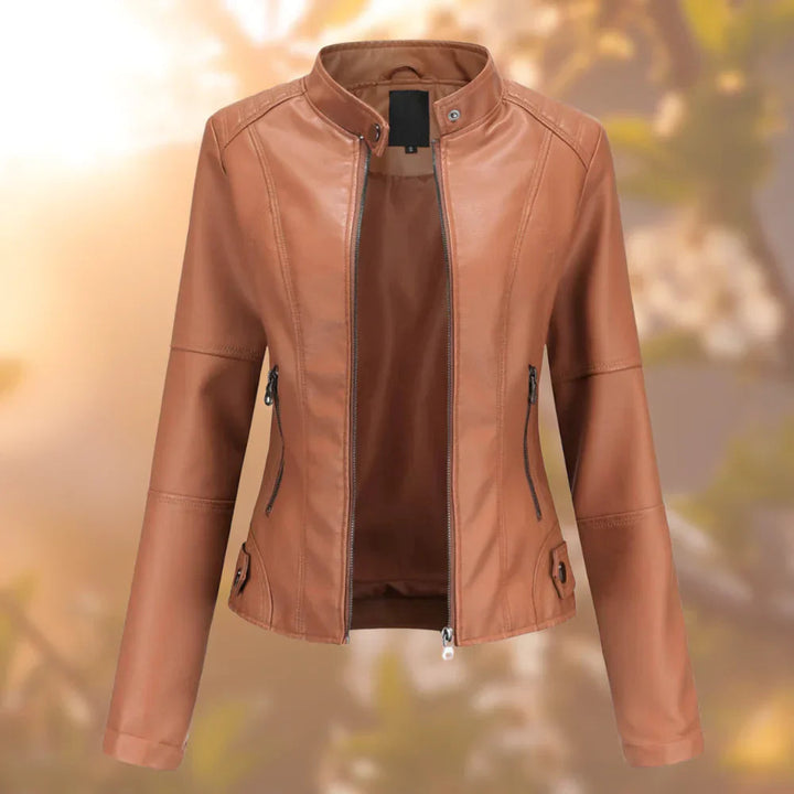 Cazadora biker de mujer con cuello solapa y cremalleras metálicas. Chaqueta negra de imitación piel, moda exterior.