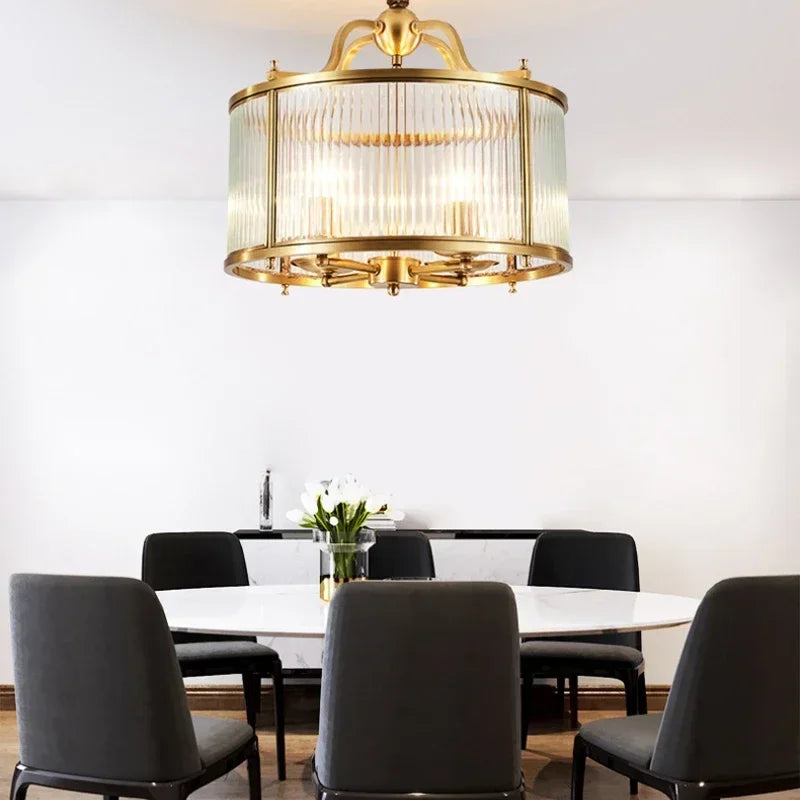 Iluminación sofisticada con candelabro de cristal dorado para crear ambiente en salón/comedor.