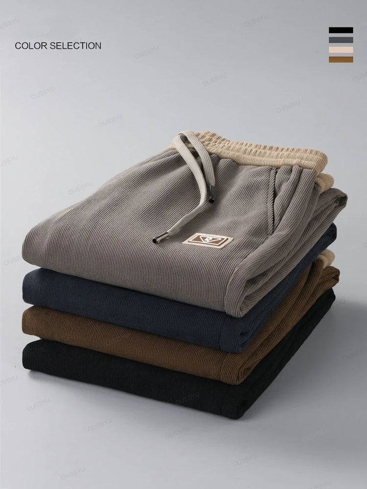 Joggers masculinos con ajuste cómodo, perfectos para un look casual diario o para estar en casa con estilo.
