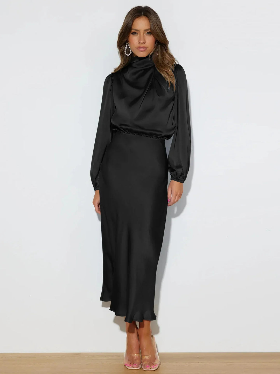 Moda para mujer: vestido midi formal con cuello alto y manga larga, de estilo contemporáneo.