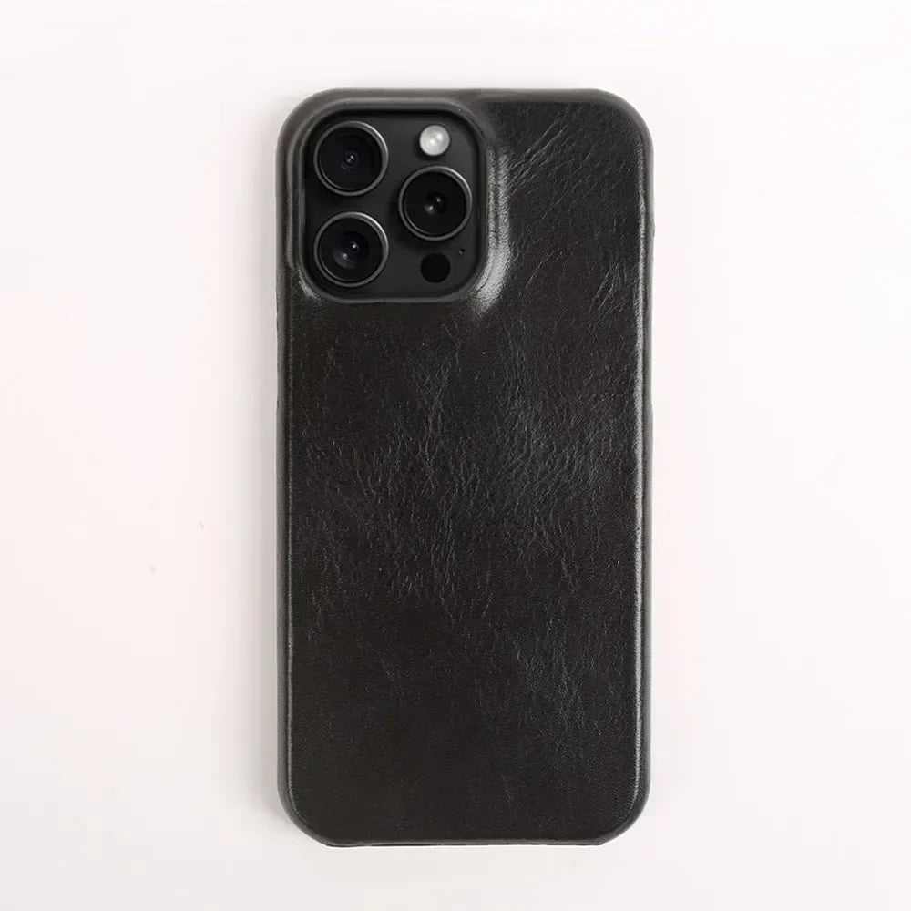 Funda de cuero genuino para iPhone, resistente y suave al tacto, que desarrolla una patina única.
