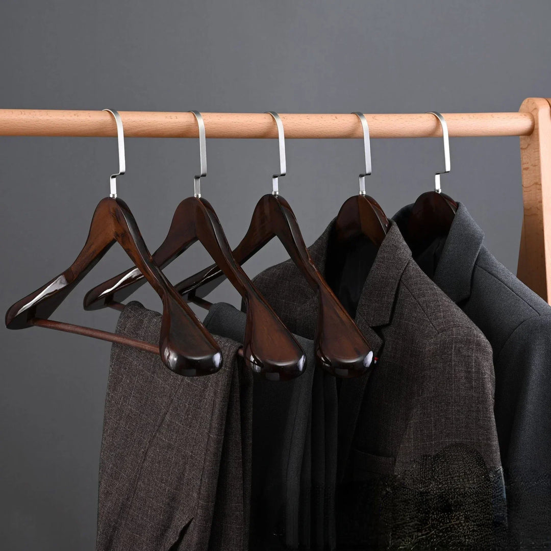 Juego de perchas de madera de cedro premium, diseño ergonómico que protege la ropa y organiza el armario.