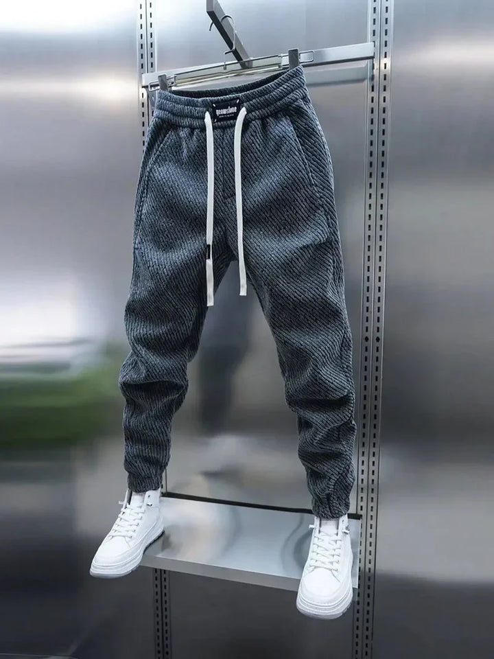 Detalle del cordón de ajuste en pantalón casual de hombre. Confort y diseño urbano moderno.