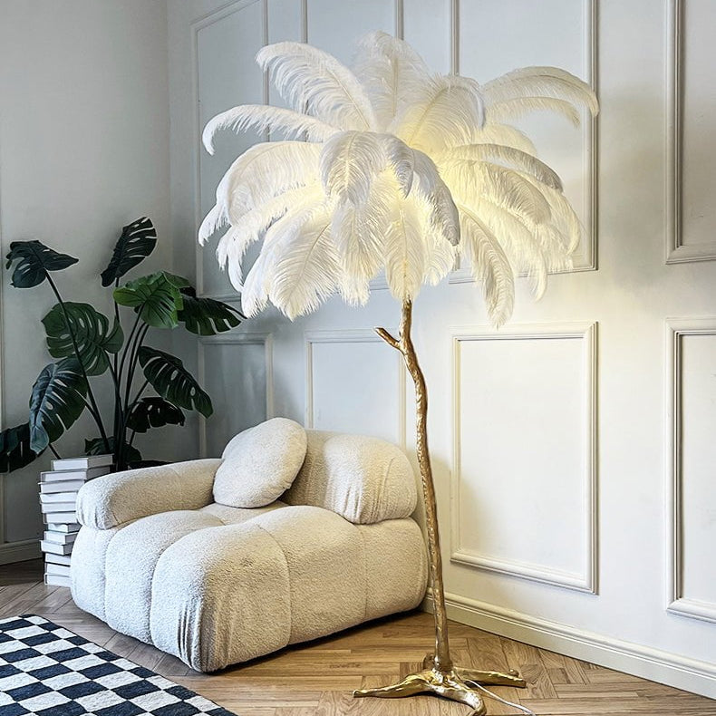 Lámpara de pie LED con pantalla de plumas de avestruz, lujo y diseño moderno para decoración interior.