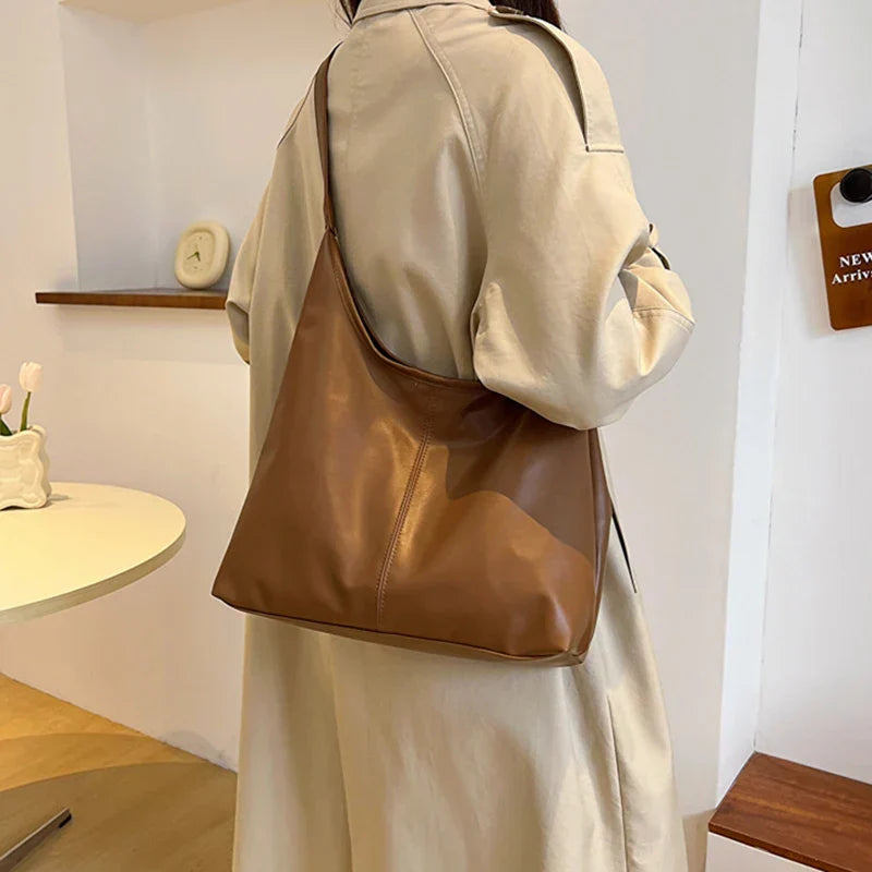 Bolso de mujer minimalista y elegante de cuero sintético, ideal para uso diario.